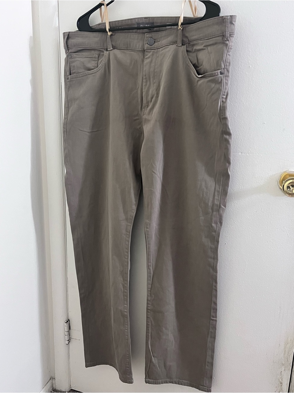 DL1961 Avery Modern Straight 40x32 Lumber Khaki Tan Stretch Jeans